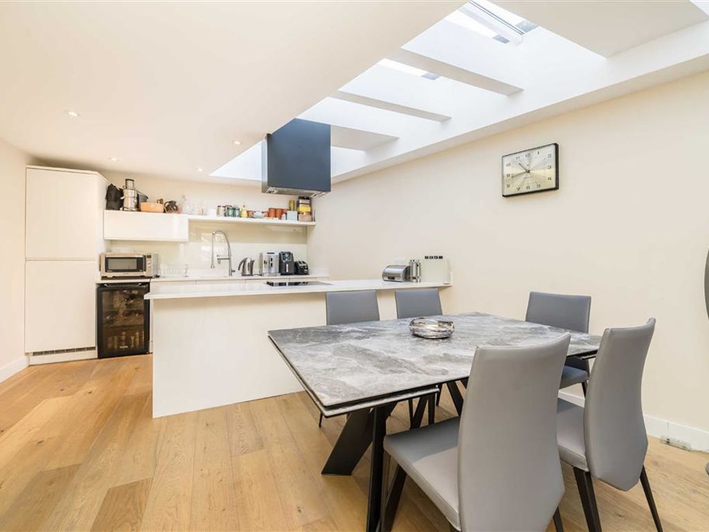 2 bed flat for sale in Southville, London SW8, £635,000