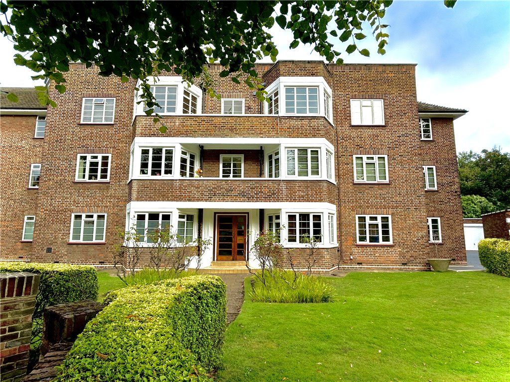 2 bed flat for sale in Grange Road, London W4, £450,000