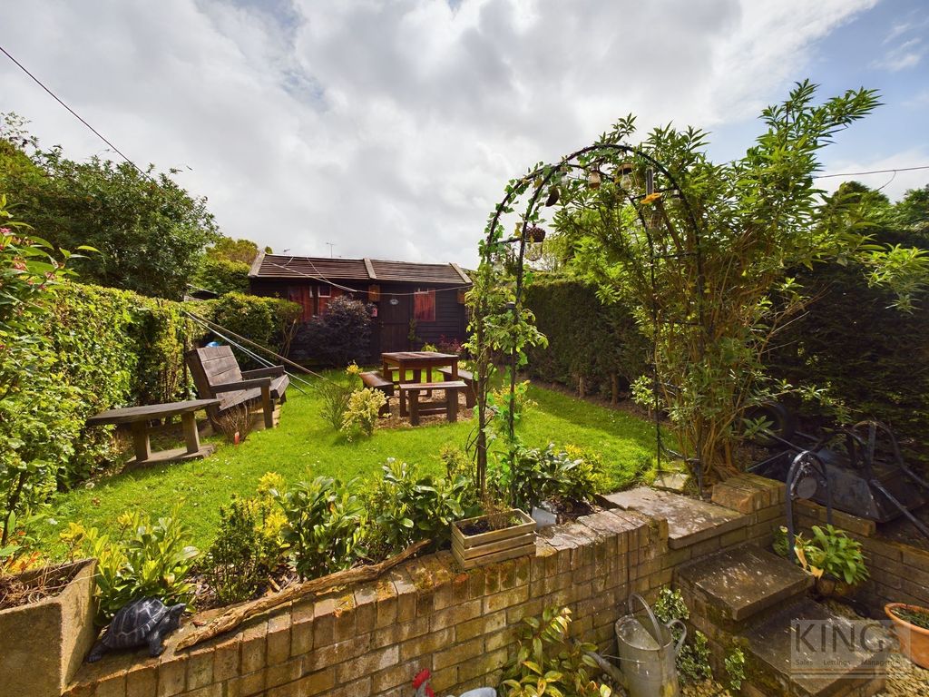 2 bed terraced house for sale in Oak Grove, Hatfield AL10, £325,000