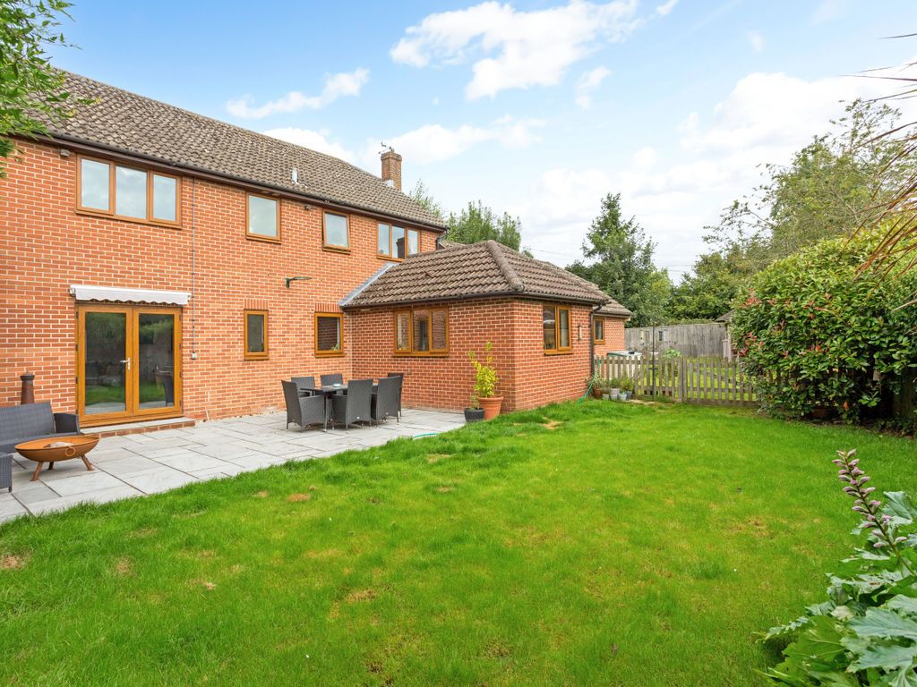 4 bed detached house for sale in Worlds End, Newbury RG20, £700,000