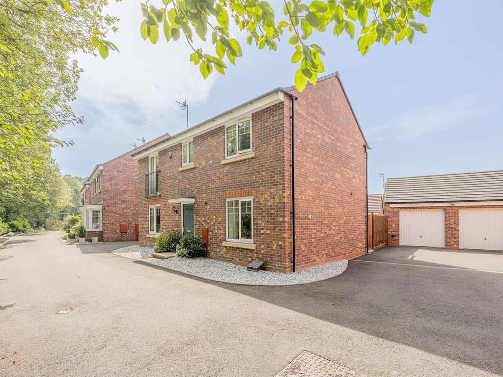 4 bed detached house for sale in Dawn Close, Wollaston DY8, £425,000