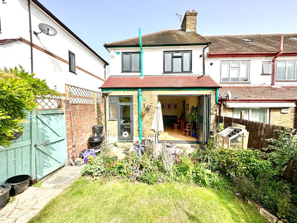 3 bed end terrace house for sale in Plumstead, London SE18, £525,000