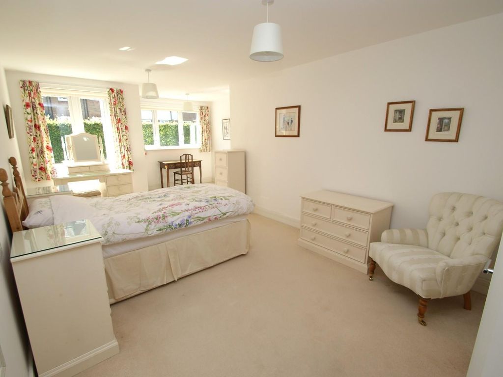 2 bed flat for sale in Legions Way, Bishop's Stortford CM23, £360,000