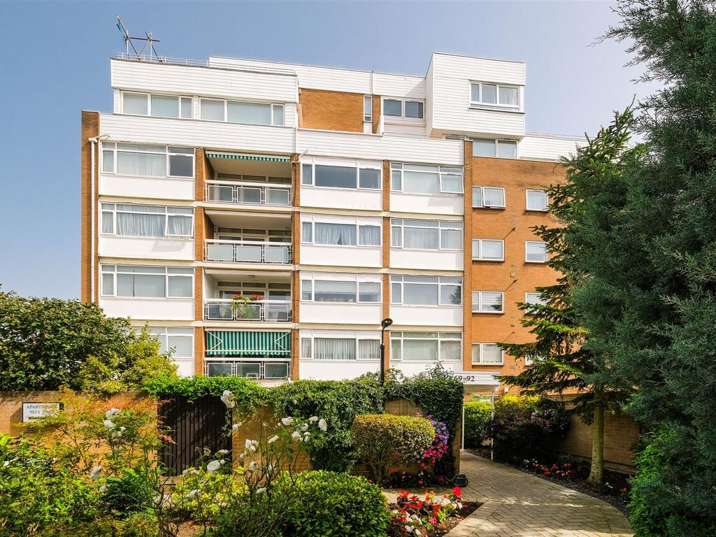 2 bed flat for sale in The Bowls, Chigwell IG7, £575,000
