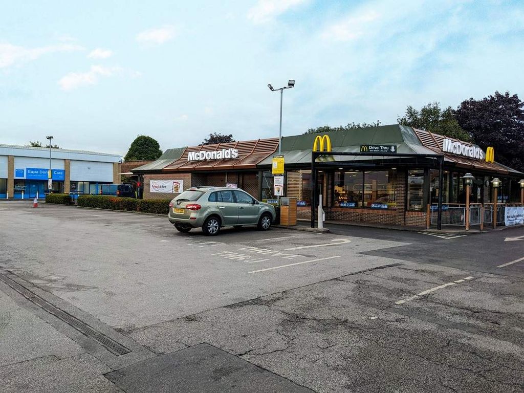 Retail premises to let in Unit 3, Kingston, Hull HU9, £25,000 pa