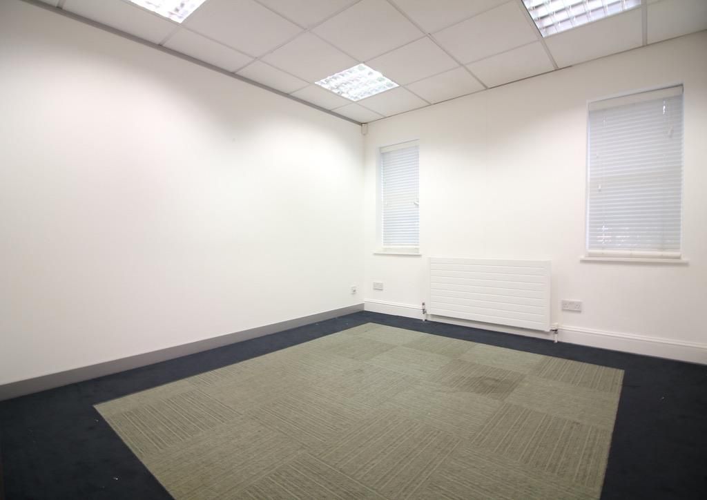 Commercial property to let in High Street, Uxbridge UB8, £5,400 pa