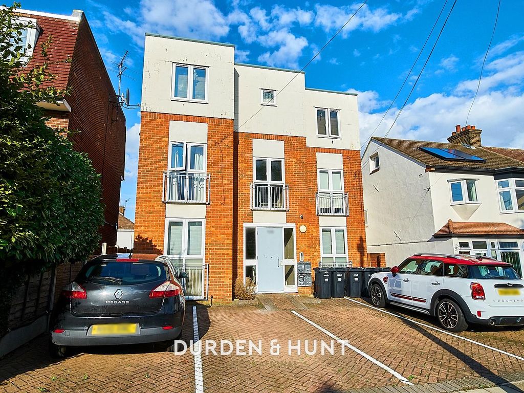 2 bed flat for sale in Tomswood Hill, Ilford IG6, £450,000