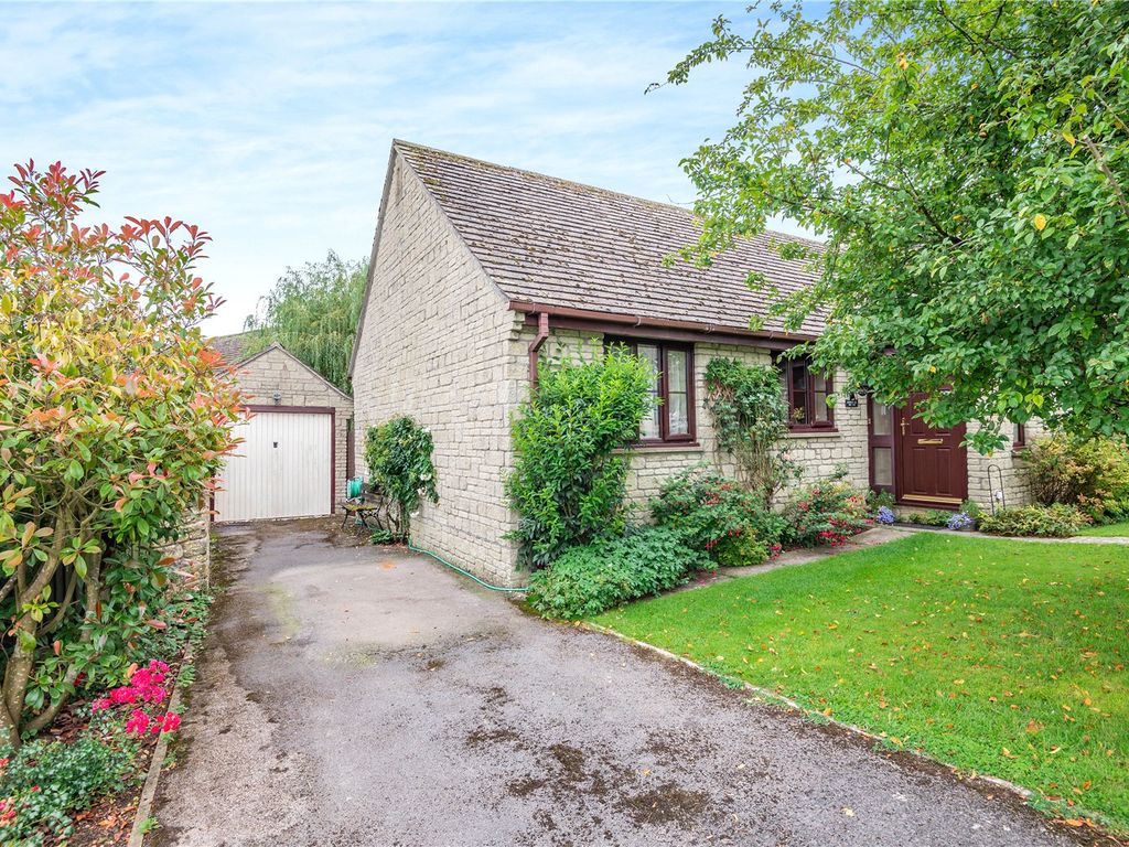 3 bed bungalow for sale in Nostle Road, Northleach, Cheltenham, Gloucestershire GL54, £435,000