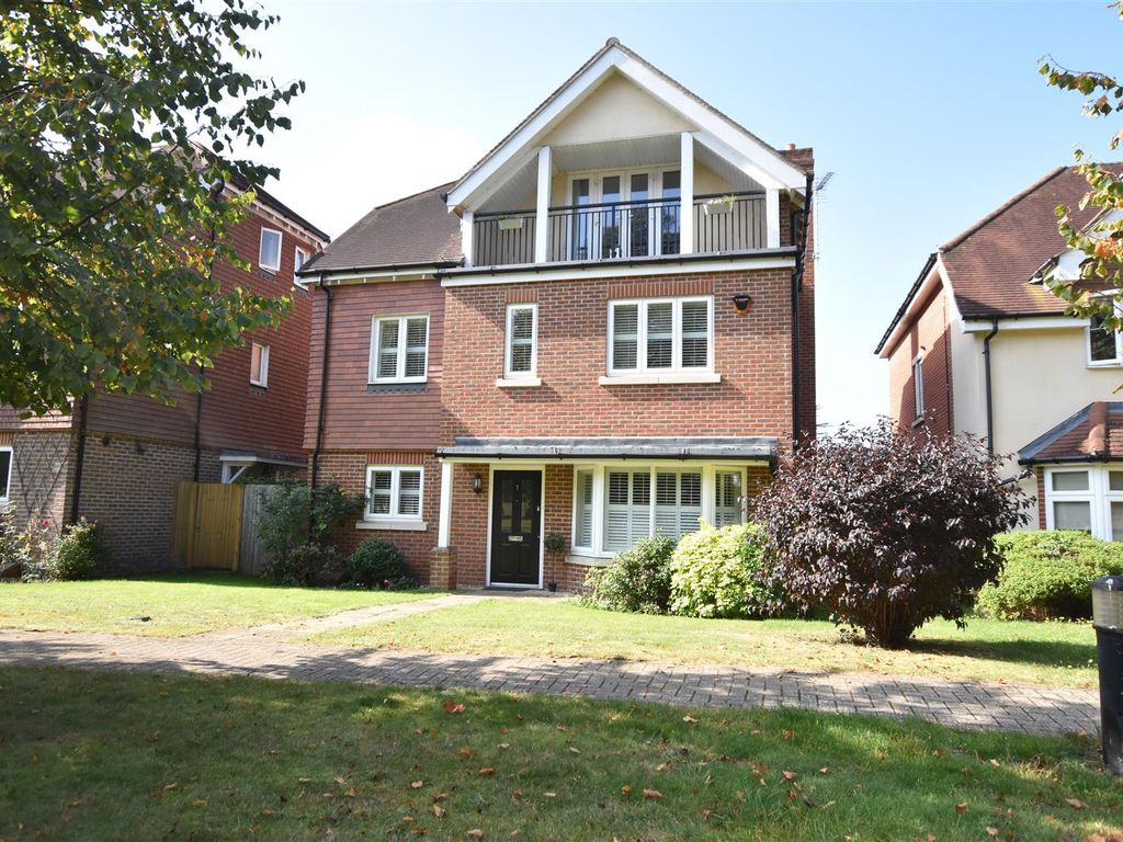 5 bed detached house for sale in Mulberry Way, Ashtead KT21, £975,000