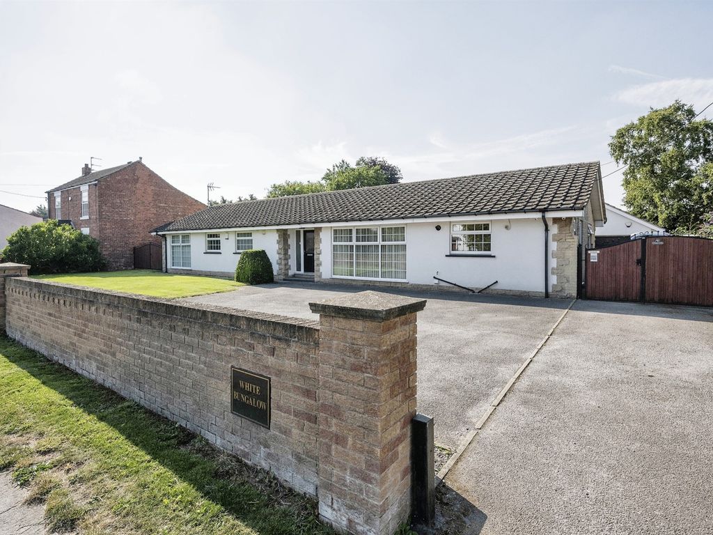 4 bed detached bungalow for sale in Bawtry Road, Hatfield Woodhouse, Doncaster DN7, £440,000