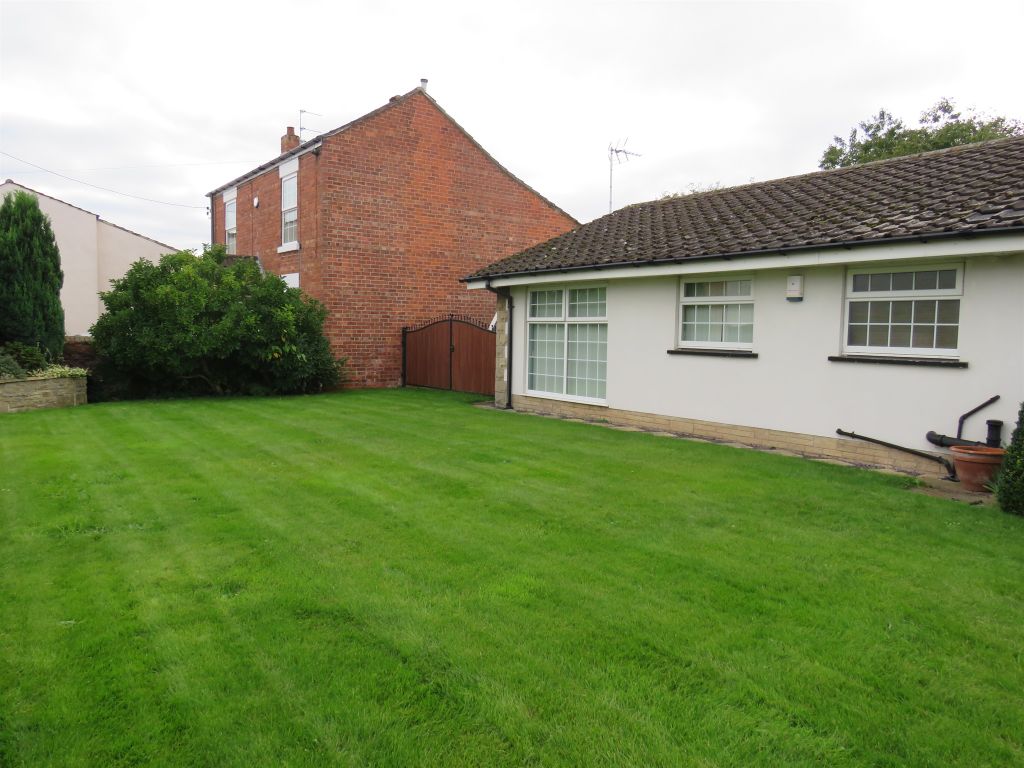 4 bed detached bungalow for sale in Bawtry Road, Hatfield Woodhouse, Doncaster DN7, £440,000