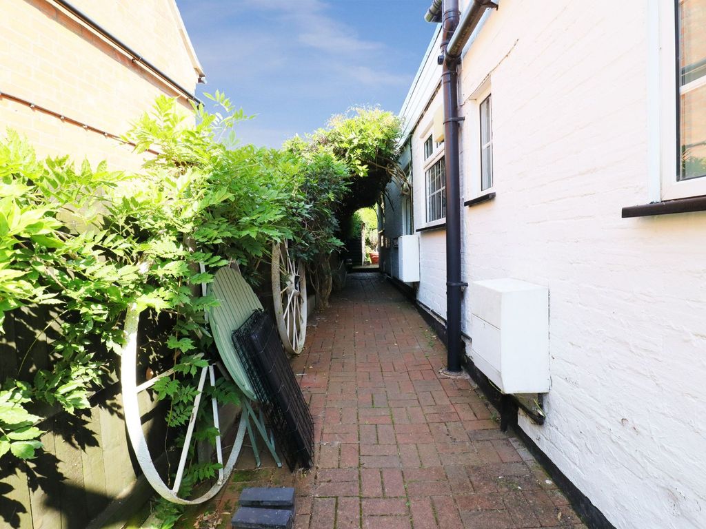 3 bed cottage for sale in High Street, Broom, Alcester B50, £450,000