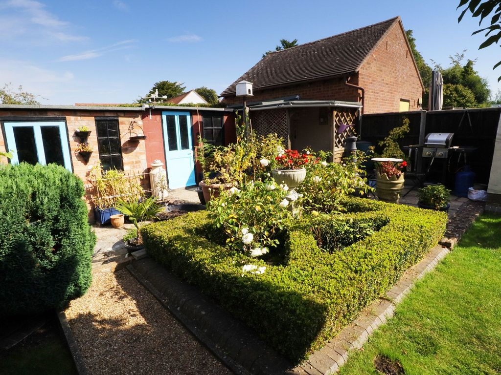 3 bed cottage for sale in High Street, Broom, Alcester B50, £450,000