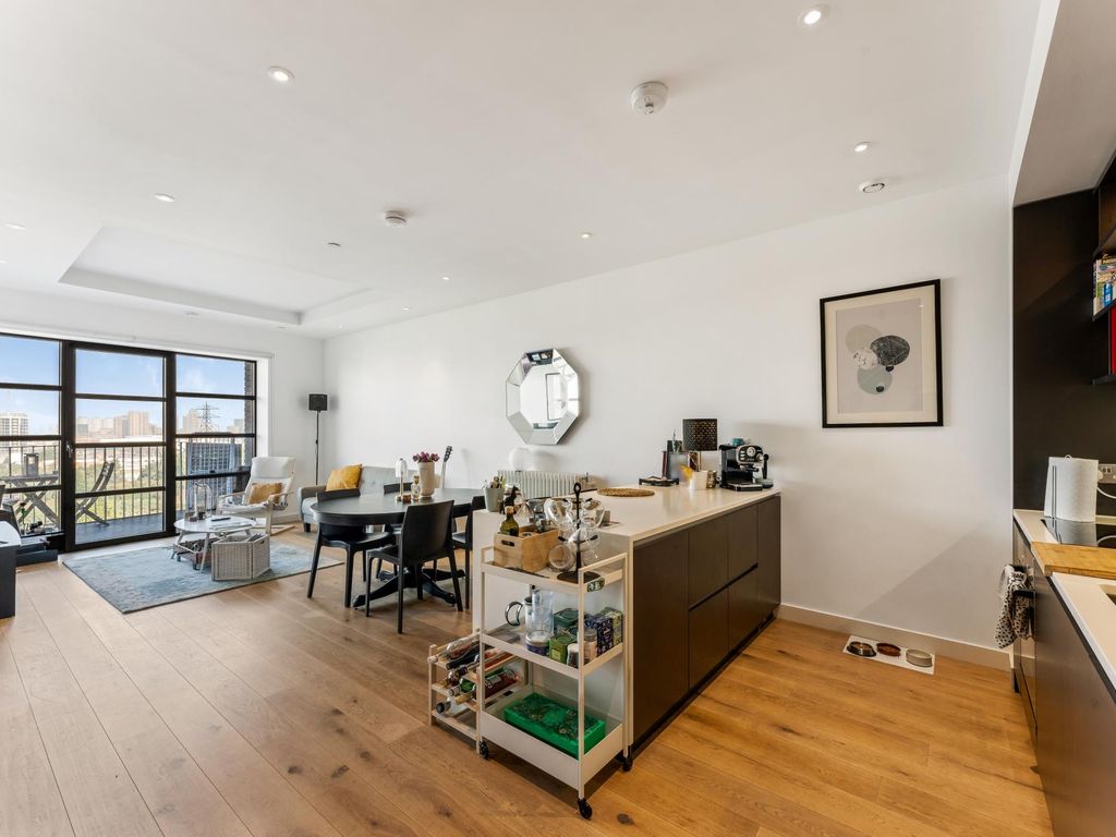 1 bed flat for sale in Kent Building, London City Island, London E14, £475,000