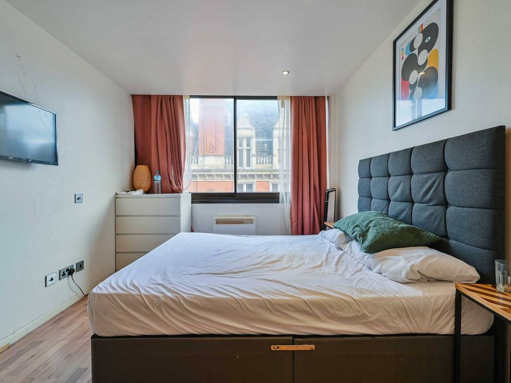 2 bed flat for sale in Gilbert Street, Mayfair, London W1K, £1,750,000