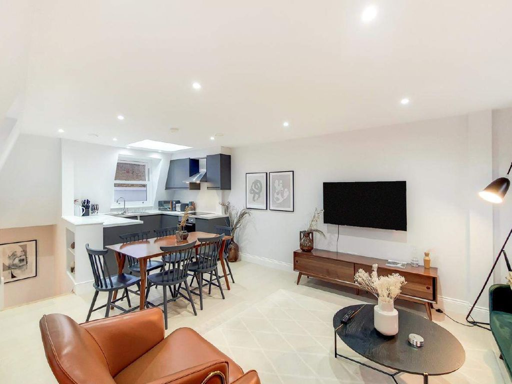 2 bed flat for sale in Greyhound Road, London W6, £585,000