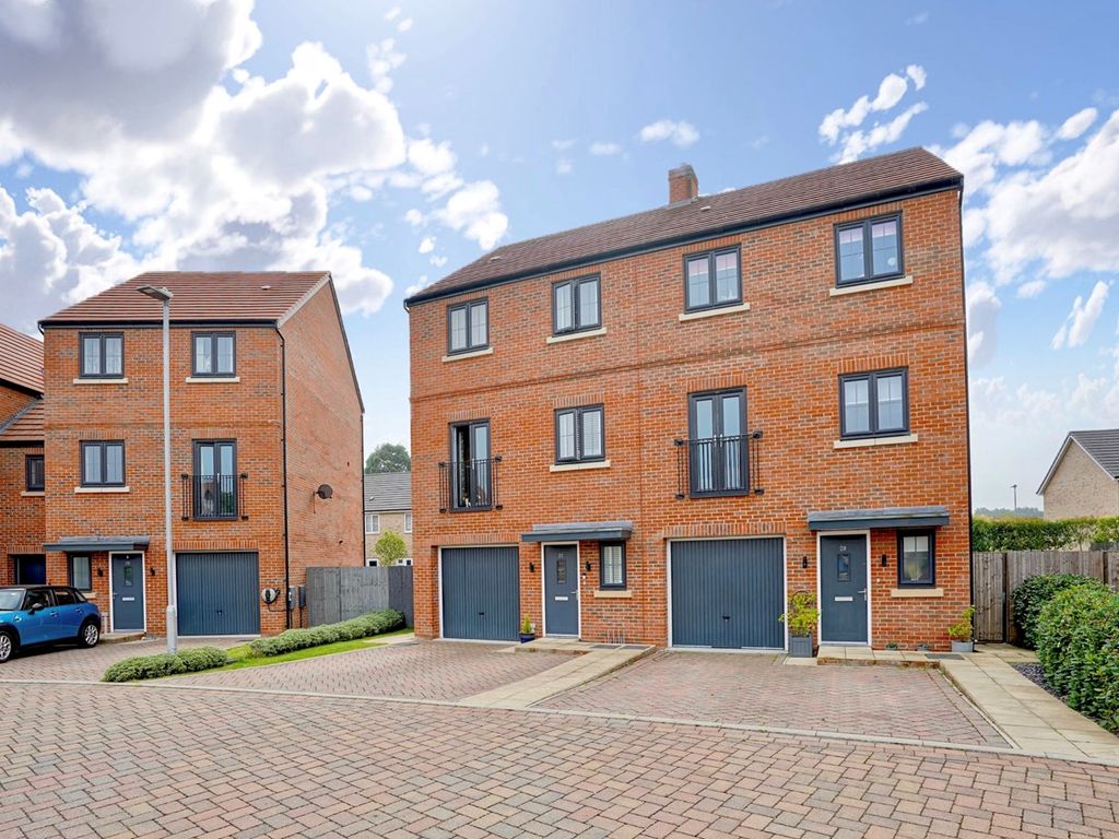5 bed town house for sale in Badger Way, Brampton, Huntingdon PE28, £415,000