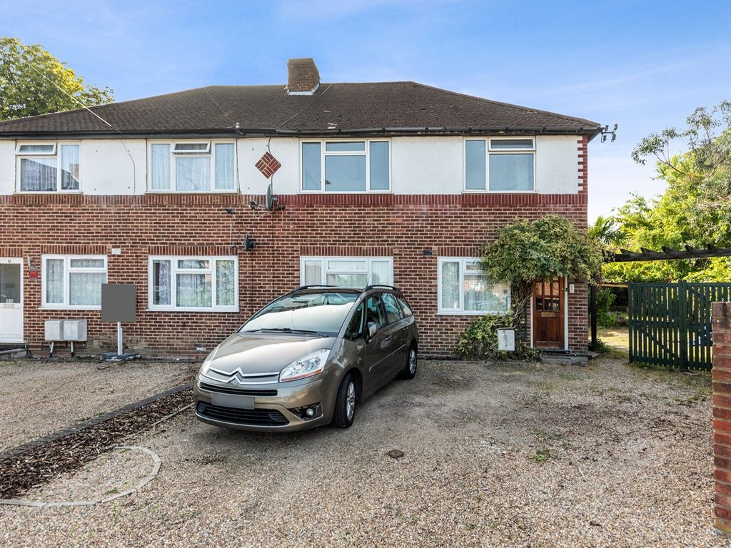 2 bed flat for sale in Cairn Way, Stanmore HA7, £349,950
