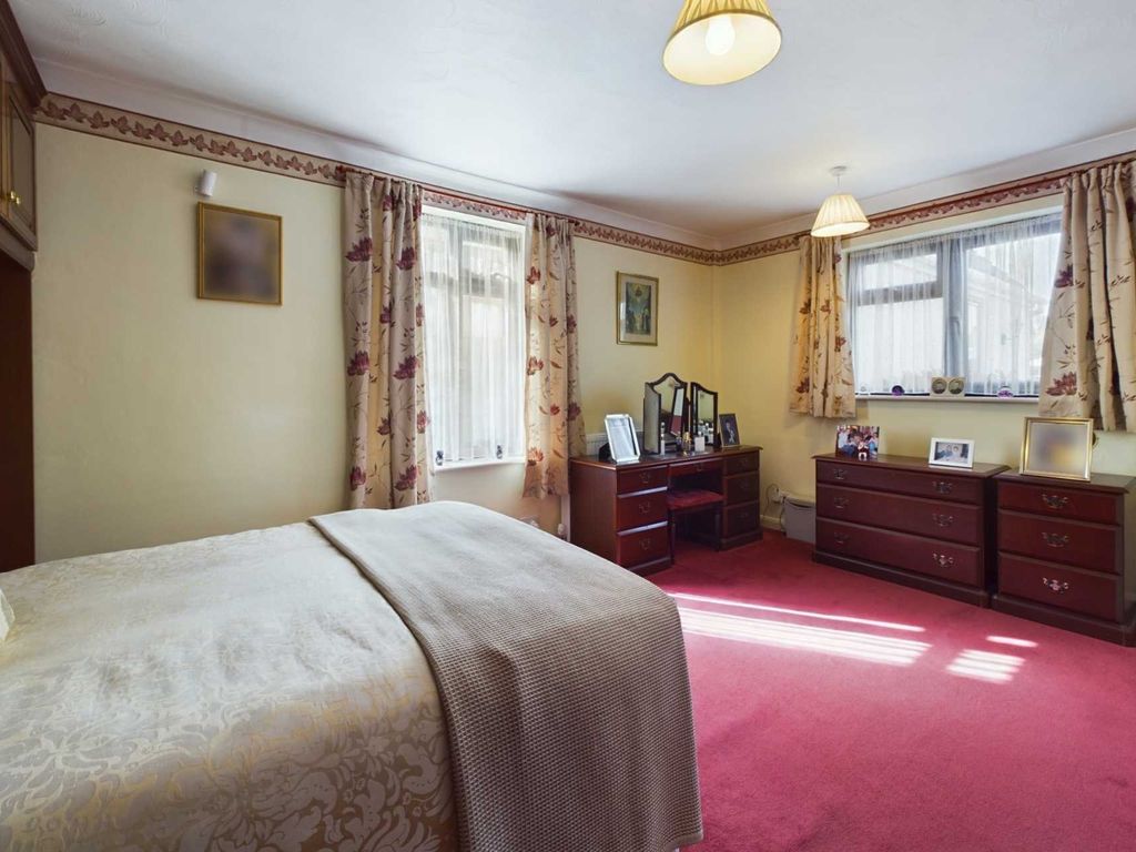3 bed detached bungalow for sale in Great House In Great Road, Hemel Hempstead HP2, £650,000