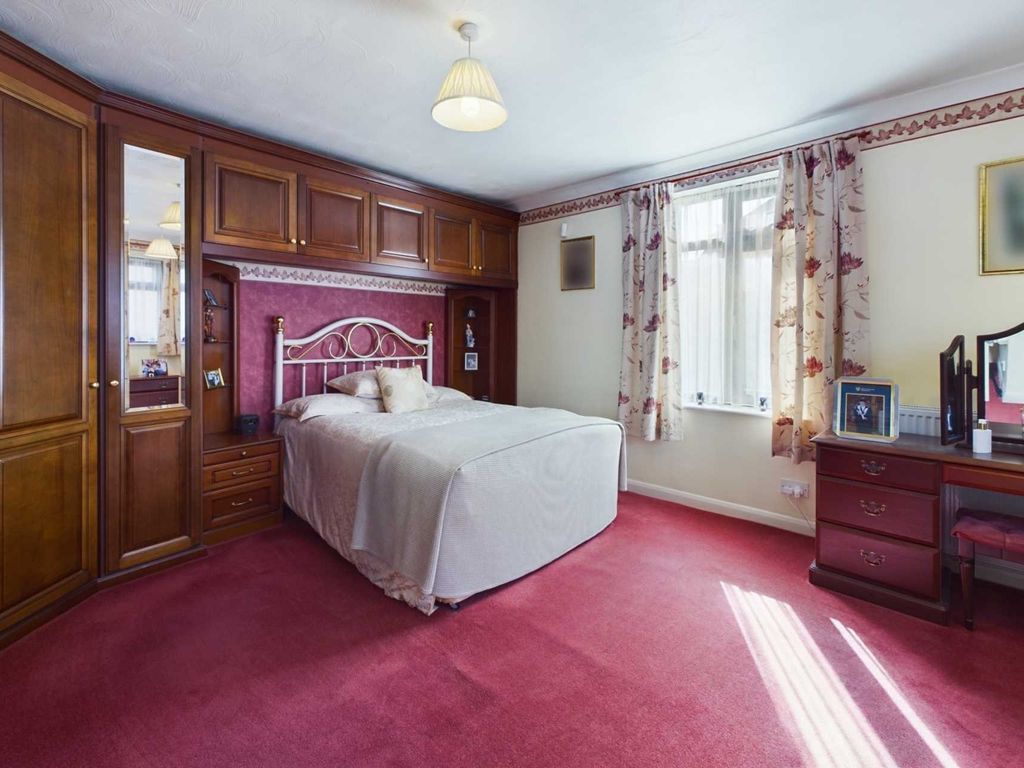 3 bed detached bungalow for sale in Great House In Great Road, Hemel Hempstead HP2, £650,000
