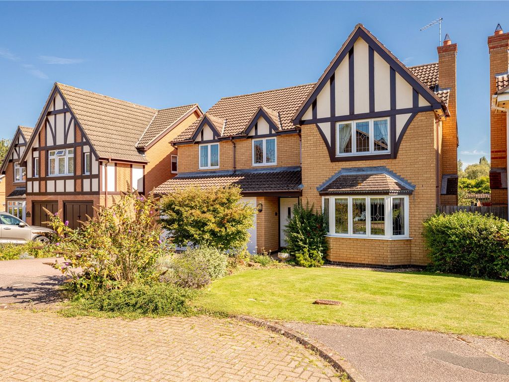 5 bed detached house for sale in Eider Close, Buckingham MK18, £675,000