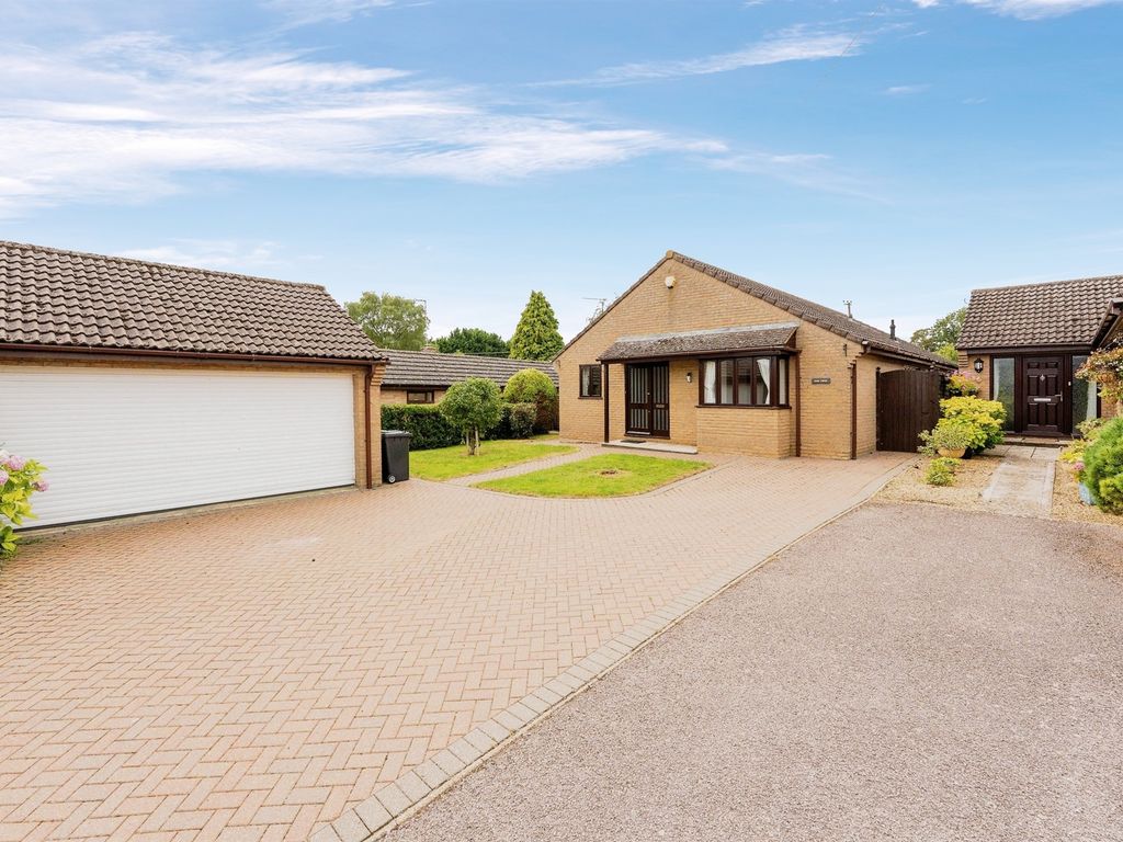 3 bed detached bungalow for sale in Moor End Road, Radwell, Bedford MK43, £670,000