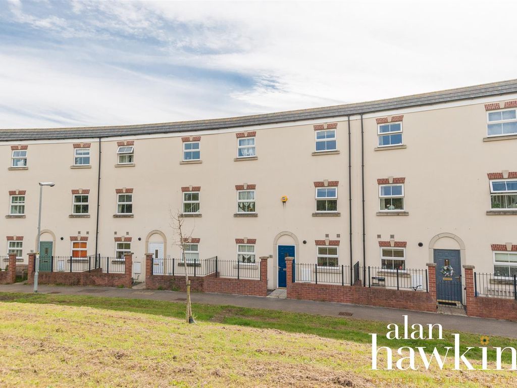 4 bed town house for sale in Churn Way, Royal Wootton Bassett, Swindon SN4, £340,000