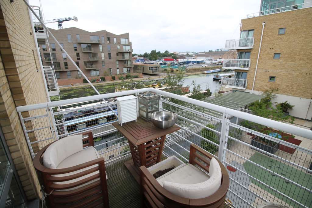 1 bed flat for sale in Adams Quarter, Tallow Road, Brentford TW8, £410,000