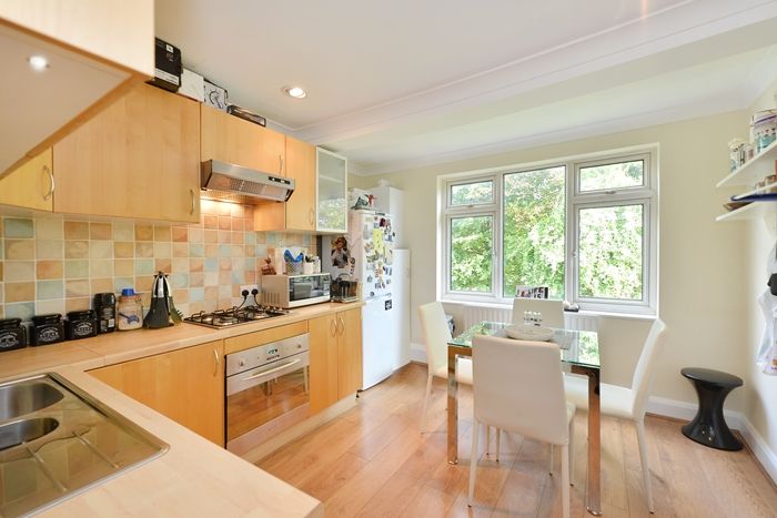 2 bed flat for sale in Holland Road, London W14, £675,000