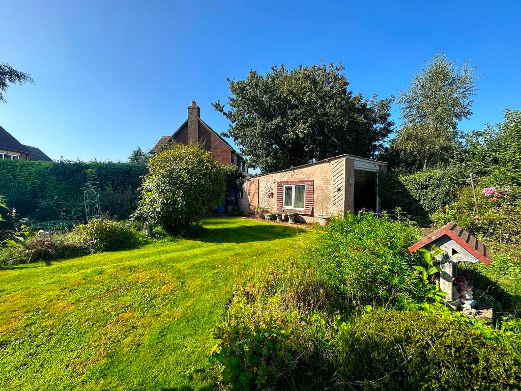 3 bed bungalow for sale in Chapel Close, Toddington, Dunstable LU5, £375,000