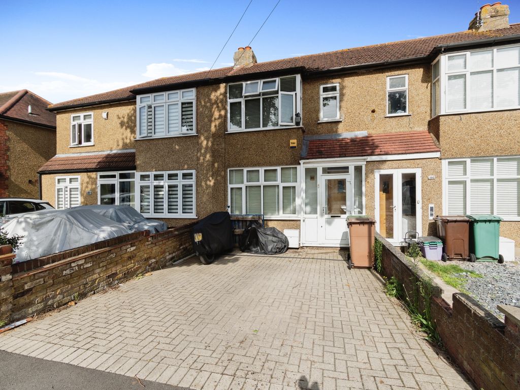 3 bed terraced house for sale in Hamilton Avenue, Sutton SM3, £475,000