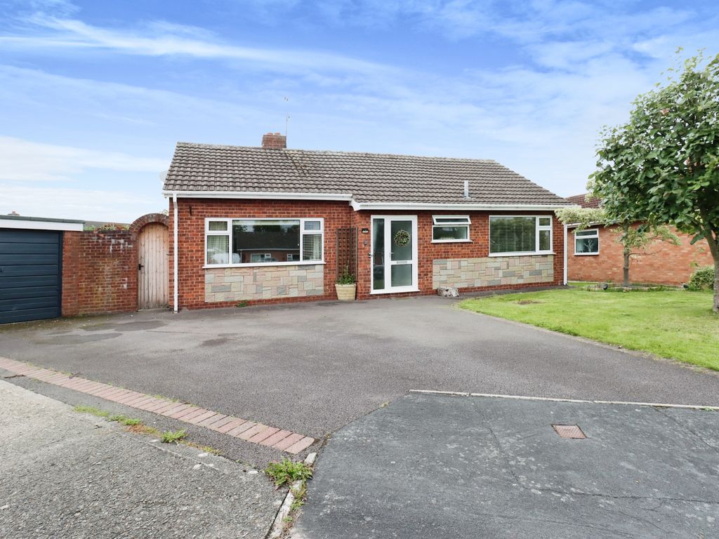 3 bed bungalow for sale in Croft Close, Bomere Heath, Shrewsbury SY4, £400,000