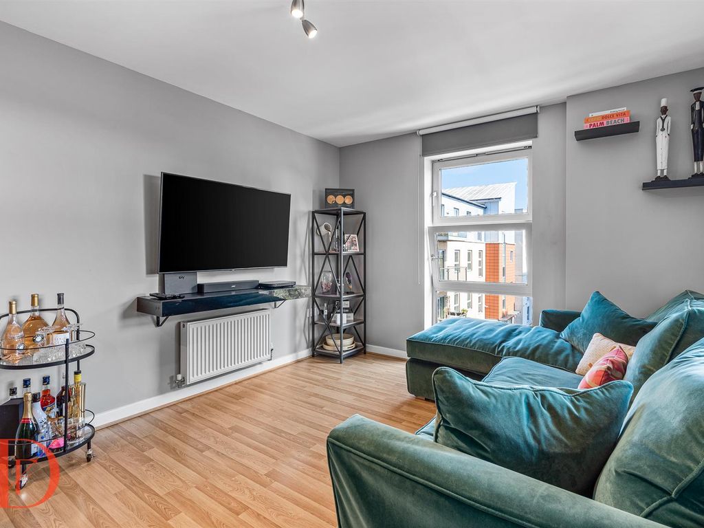 2 bed flat for sale in Queen Mary Avenue, London E18, £370,000