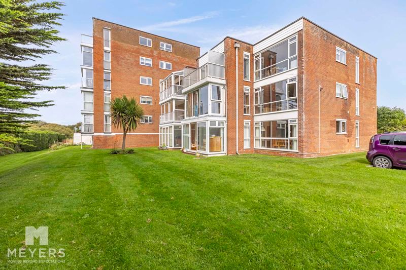 2 bed flat for sale in Gleneagles, Fairway Drive, Christchurch BH23, £360,000