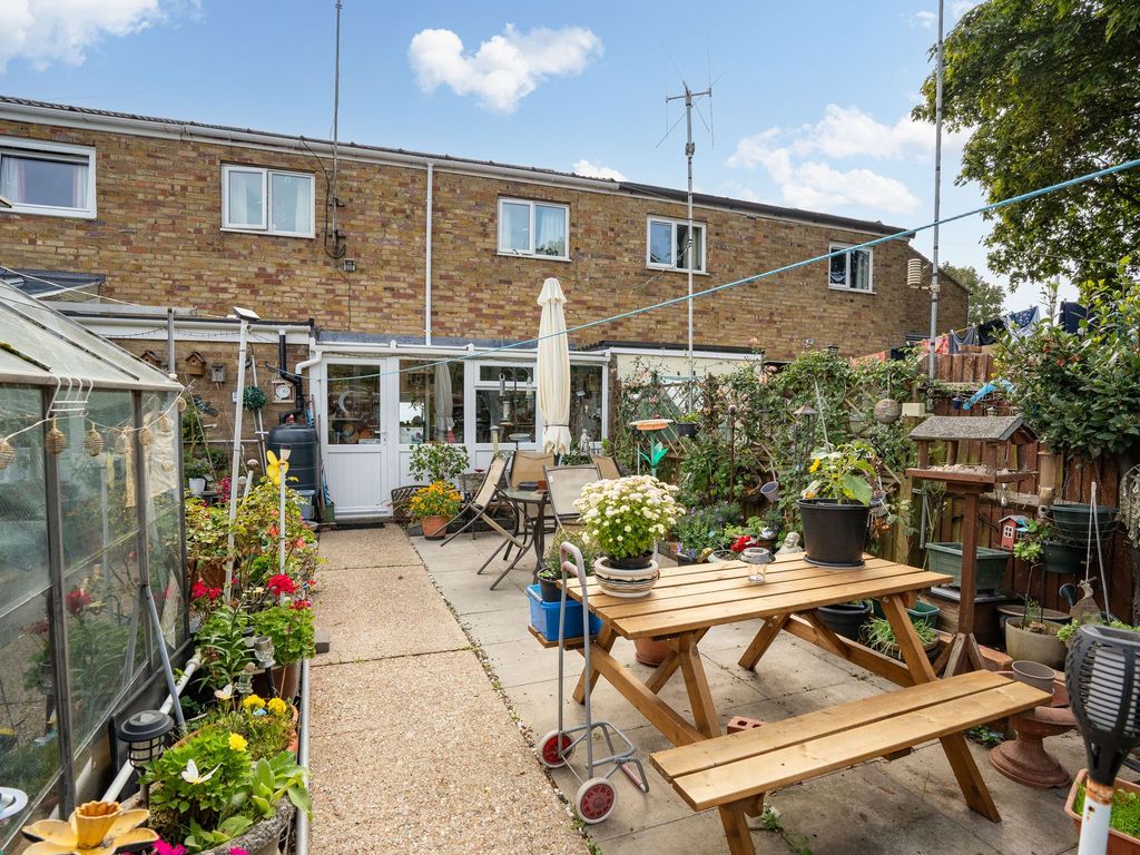 3 bed terraced house for sale in Craister Court, Cambridge CB4, £350,000