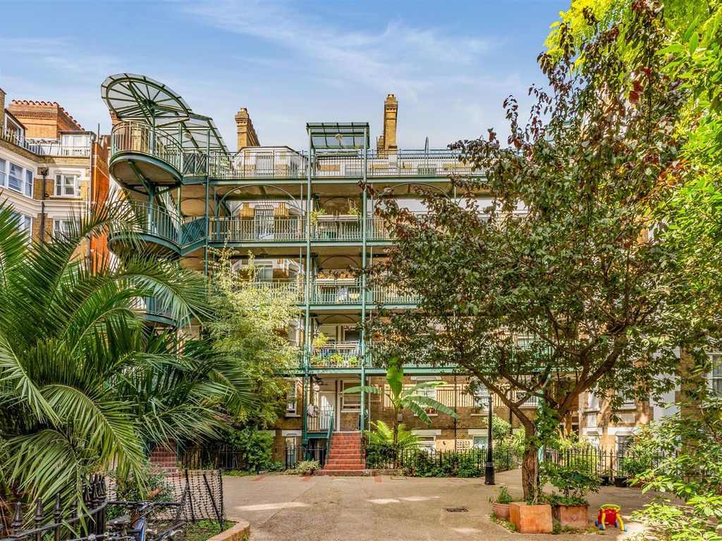 1 bed flat for sale in Holsworthy Square, Elm Street WC1X, £450,000