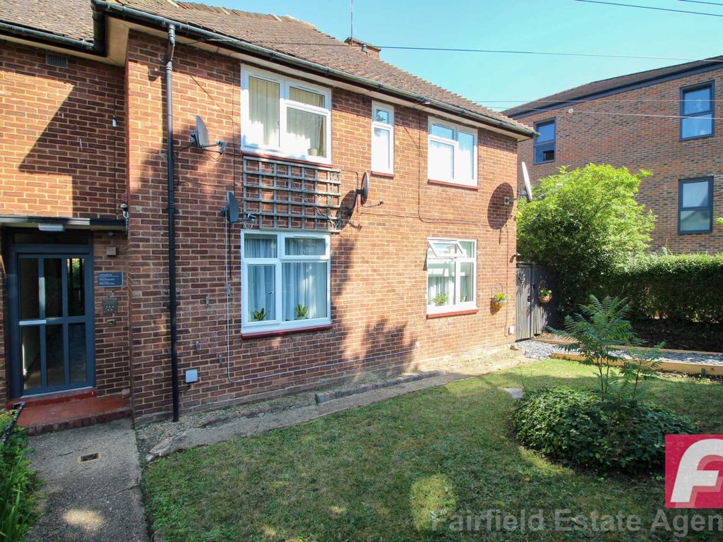 2 bed flat for sale in Hayling Road, South Oxhey WD19, £289,950