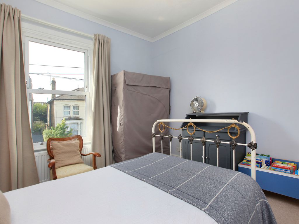 1 bed flat for sale in Byrne Road, Balham, London SW12, £400,000