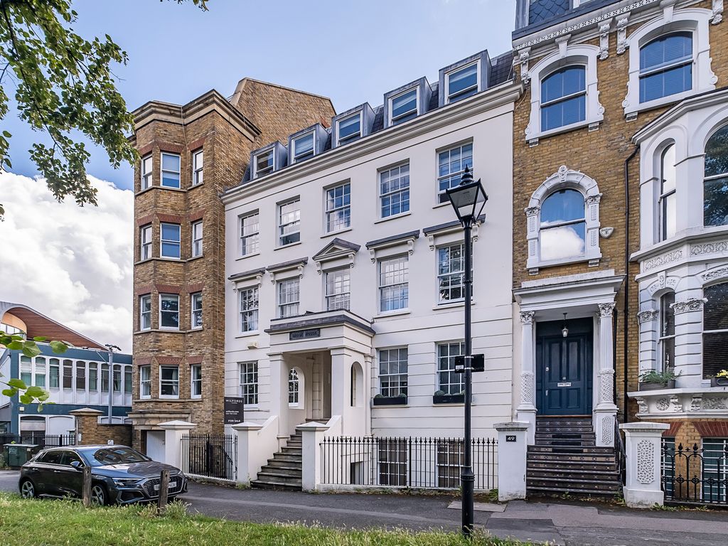 3 bed flat for sale in Clapham Common South Side, London SW4, £795,000