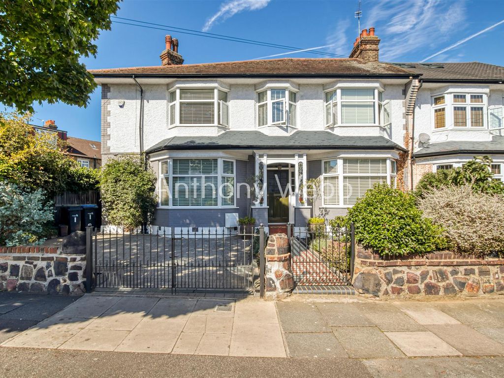 4 bed end terrace house for sale in Hamilton Crescent, London N13, £899,995