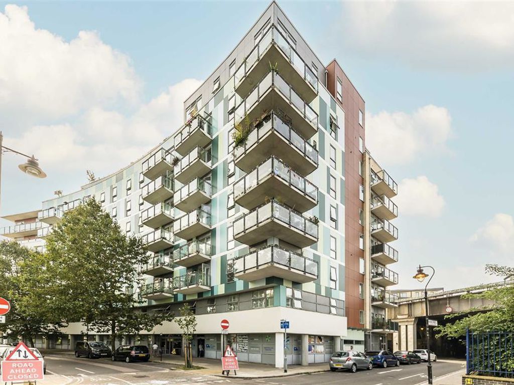 2 bed flat for sale in Sun Passage, London SE16, £550,000