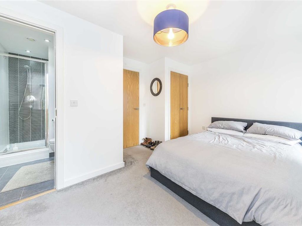 2 bed flat for sale in Sun Passage, London SE16, £550,000