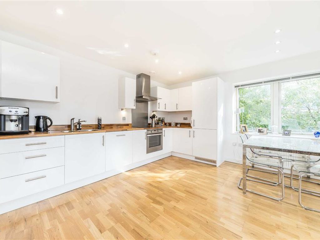 2 bed flat for sale in Sun Passage, London SE16, £550,000