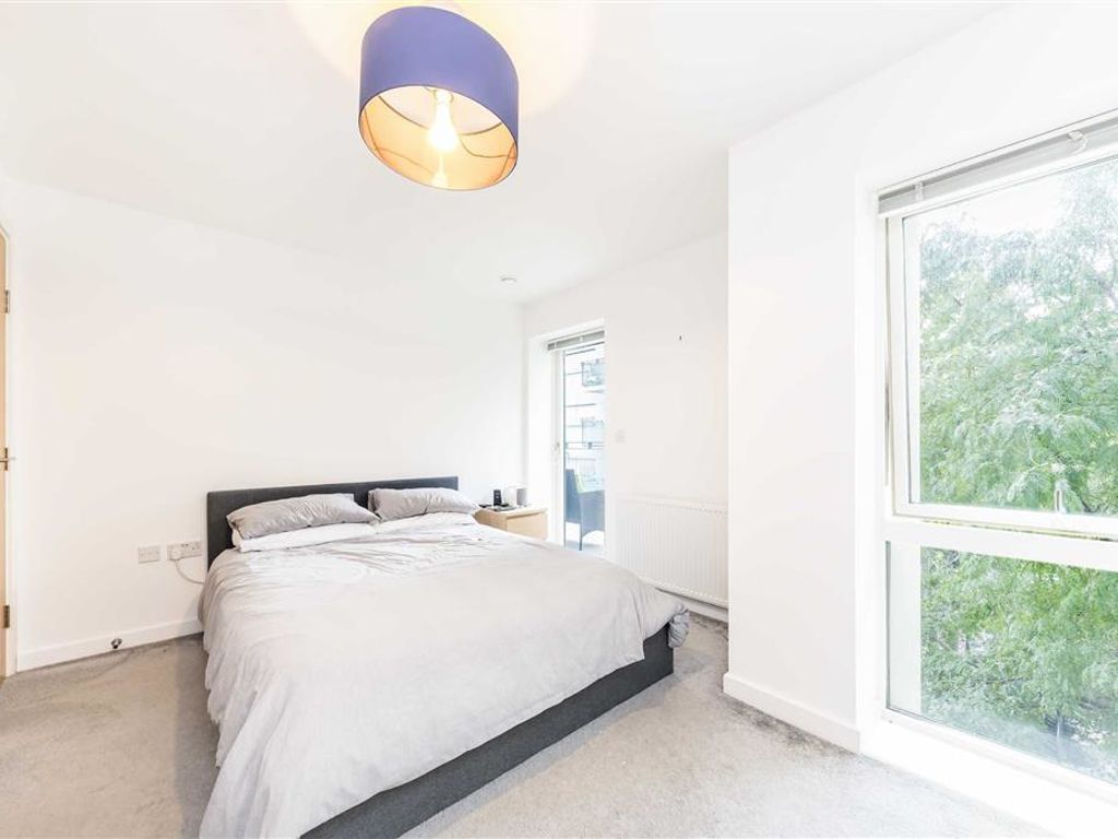 2 bed flat for sale in Sun Passage, London SE16, £550,000