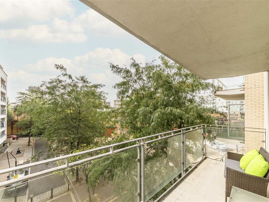 2 bed flat for sale in Sun Passage, London SE16, £550,000