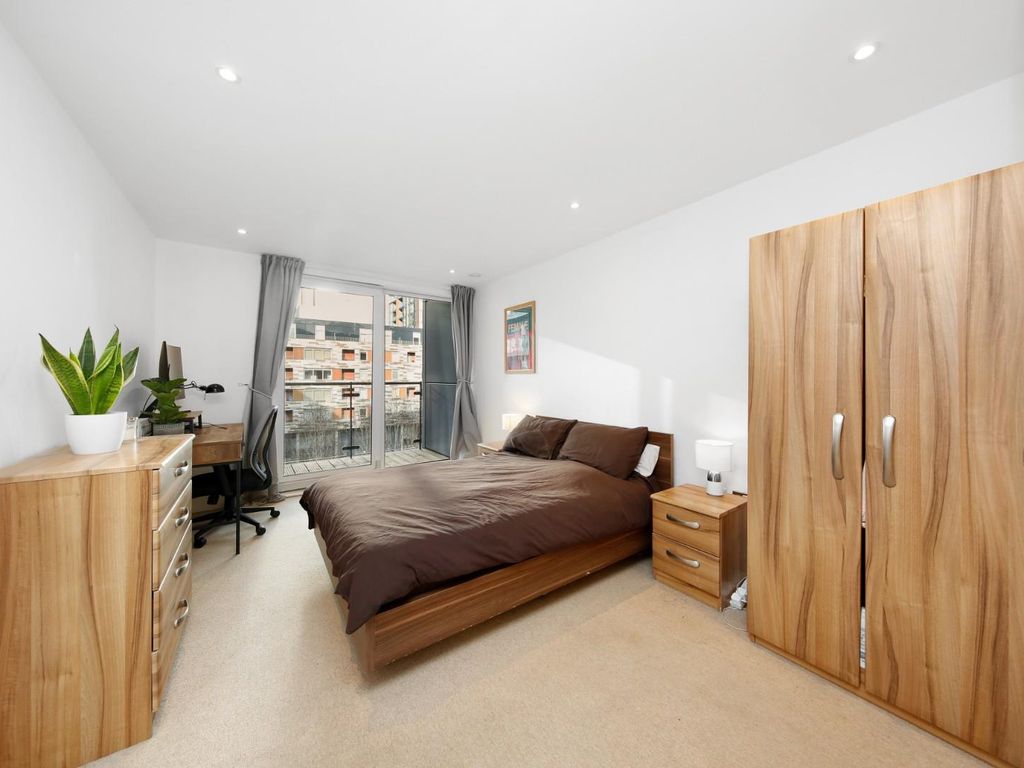 2 bed flat for sale in Indescon Square, London E14, £540,000