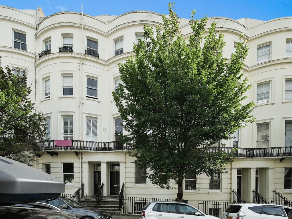 1 bed flat for sale in Brunswick Place, Hove BN3, £350,000