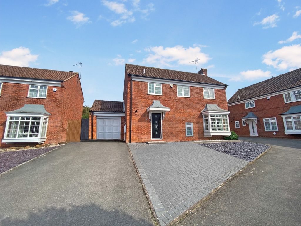 4 bed detached house for sale in Beckham Close, Luton, Bedfordshire LU2, £485,000