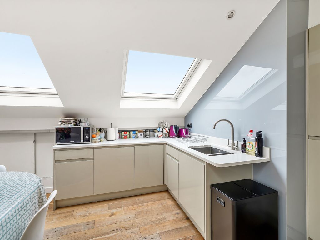 2 bed flat for sale in Ryde Vale Road, Balham, London SW12, £580,000
