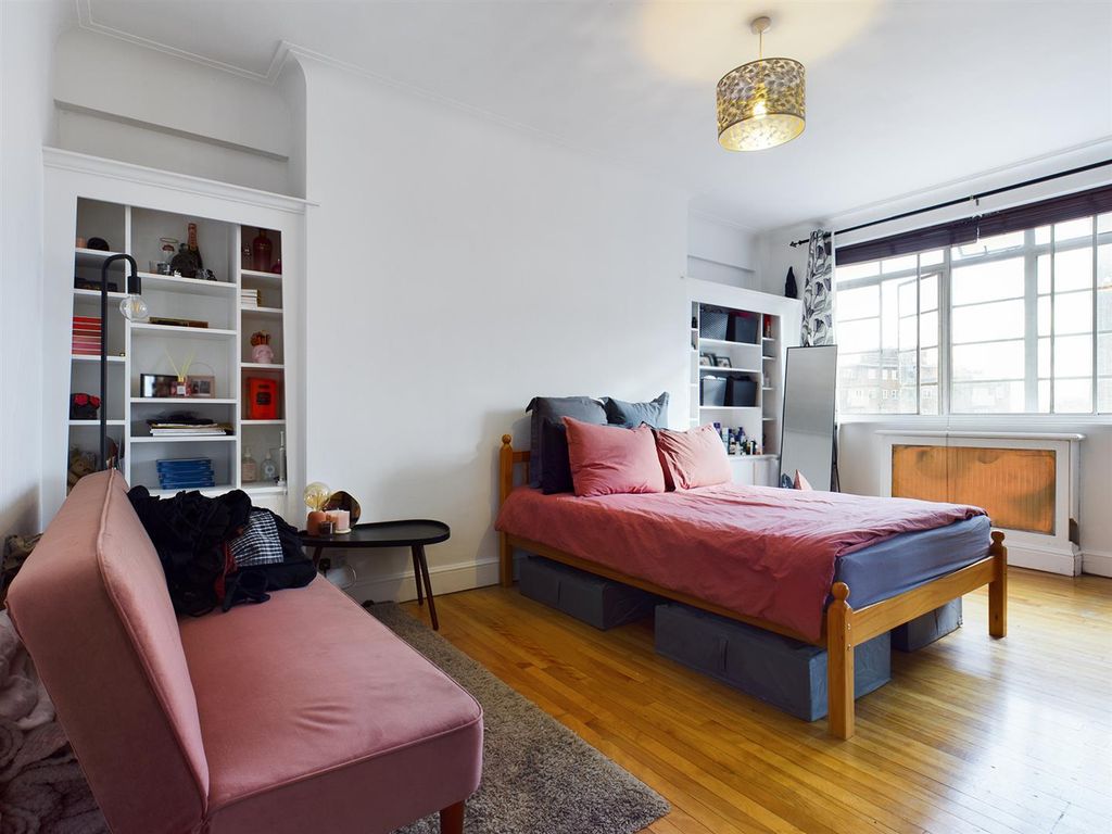 2 bed flat for sale in Adelaide Road, London NW3, £580,000
